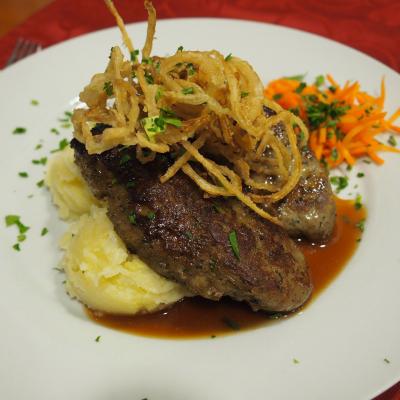 Zwiebelrostbraten serviert mit Röstzwiebel, Kartoffelpüre und Karottensalat   - Restaurant Lubella in Wien Führichgasse 1