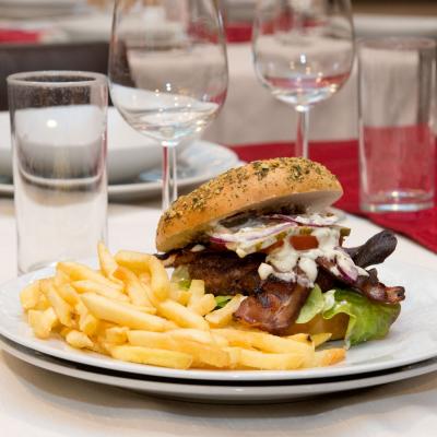 A bacon bagel witt French fries - Restaurant Lubella in Vienna, Führichgasse 1